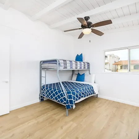 2 Bedroom Upstairs With Balcony Steps From The Sand